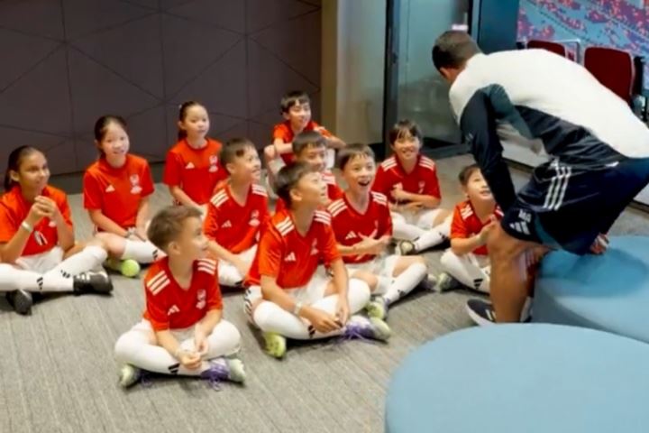 阿尔特塔对话小球迷：相信+努力，你们也可以踏上英超赛场