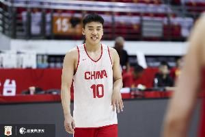 苏群：王俊杰宝藏男孩两次金鸡独立得分 中国队实战练兵破联防