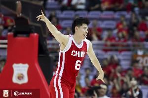 体坛周报：力压胡金秋赵睿夺奖！中国男篮等来26岁神射手