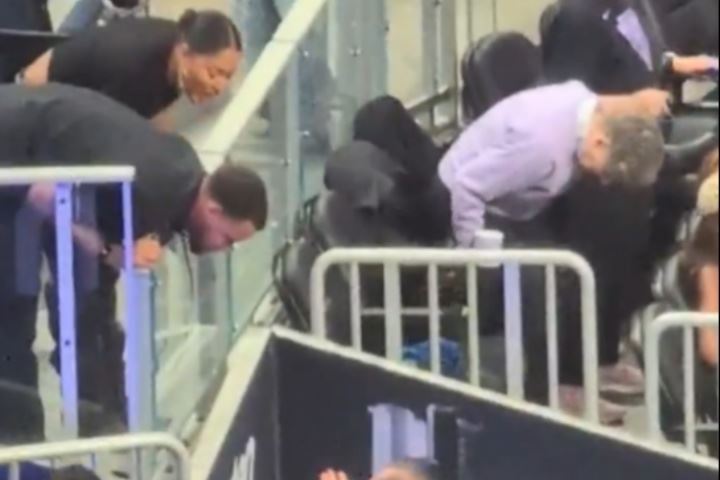 库里夫妇看球偶遇拉科布 双方交谈时后者不停摊手😂