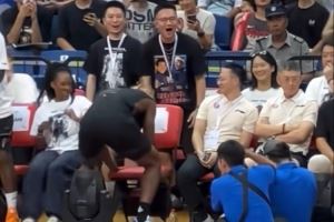 🙈巴特勒中国行期间对着椅子做出“不可描述”庆祝动作