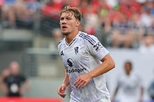 记者谈霍伊伦：在对手球门前不够冷静、不善对抗&和队友缺乏默契