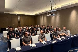 上海官方晒全队观看阅兵仪式 新援张镇麟坐在李弘权&李添荣之间