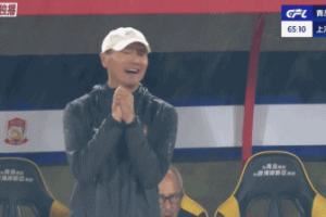 要被气哭了！青岛西海岸快攻被边裁吹停，场边邵佳一表情抓狂