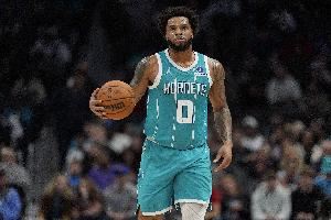 杀伤频频！迈尔斯-布里奇斯半场8中3拿到14分3助 罚球6中6