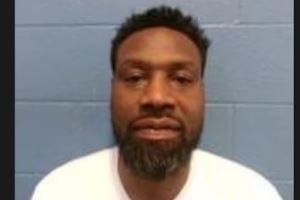 托尼·阿伦因持有毒品被捕 目前被关押在当地拘留中心