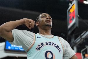 太能抢了!凯尔登两人中间再抢一个前场板助攻文班