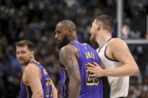 肯尼:詹姆斯复出后就像有三个约基奇一起打球 那样效率太低了