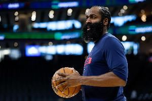 腿软兮兮!哈登赛季场均4.6板 今天的比赛一个篮板都没抢到